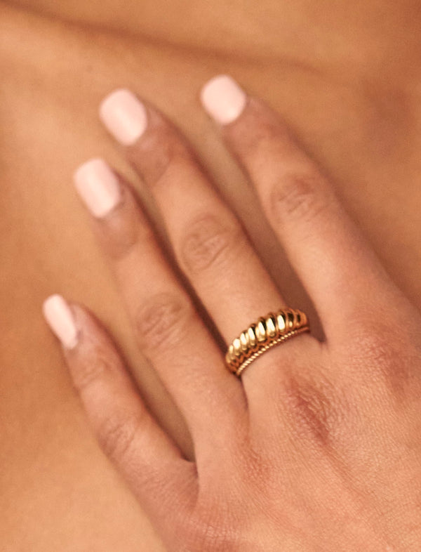 Narvi Shell Twist Ring Stack Gold